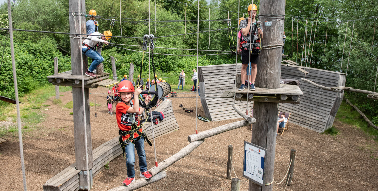 Panoramablick ber die Kletteranlage mit mehreren Kindern und Jugendlichen beim klettern